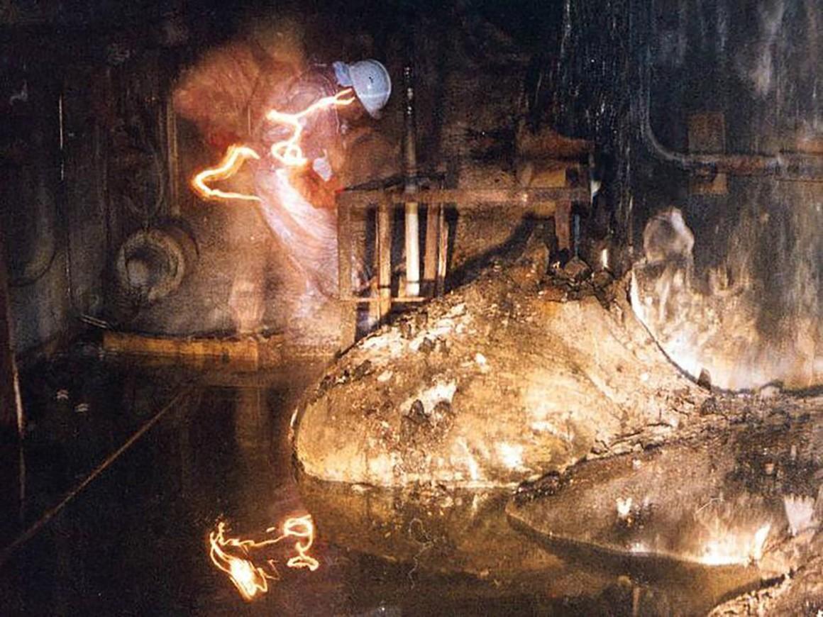 Артур Корнеев, зам. директора объекта «Укрытие» на Чернобыльской АЭС, изучает ядерную лаву (так называемую «слоновью ногу»), Чернобыль, 1996. Фото: Министерство энергетики США
