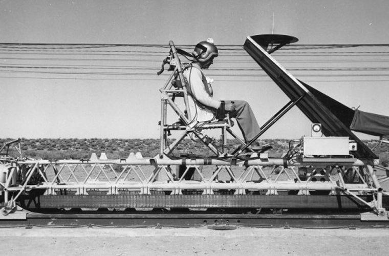 Ракетная тележка, которая сделала Джона Стэппа «самым быстрым человеком на Земле»