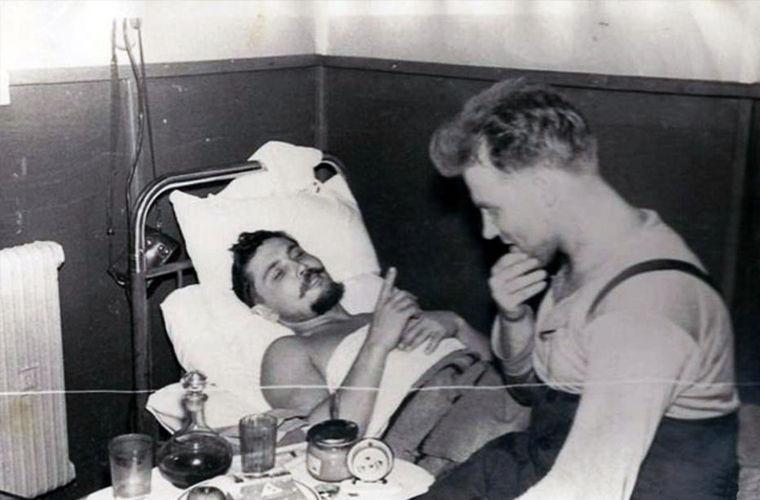 Леонид Рогозов после операции, которую проводил сам себе