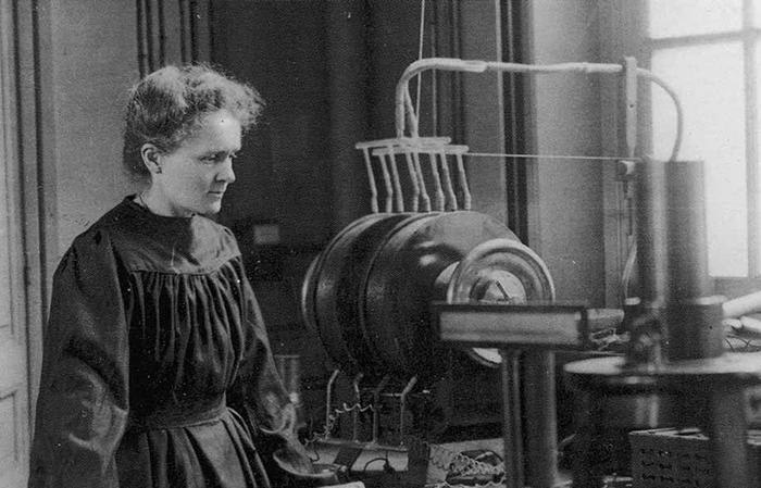 Мария Кюри в лаборатории.