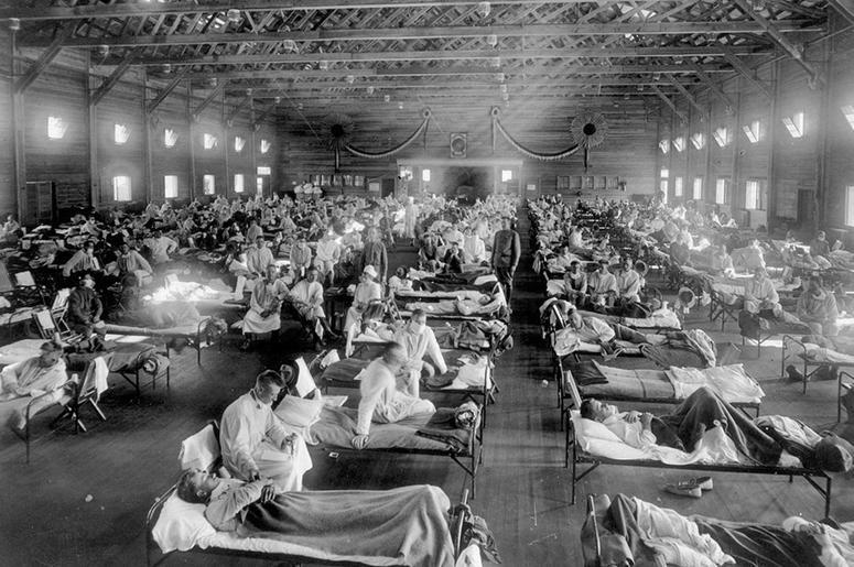 Жертвы гриппа толпятся на входе в больницу скорой помощи, расположенную поблизости от Форта Рили, Канзас, в 1918 г.