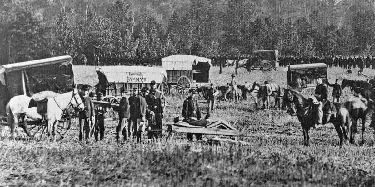 Санитарные фургоны забирают раненых с поля сражения при Фредериксберге